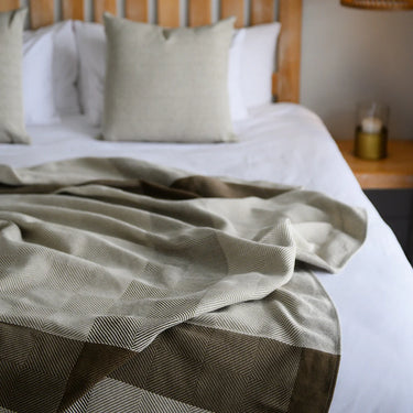 Protea Throw Geometry (Cobblestone / Coffee)